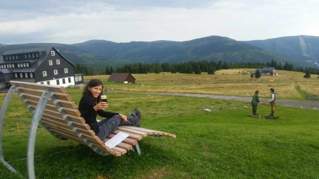 Enstpannung an der Chata Vatra mit Blick auf die Moravska Baude