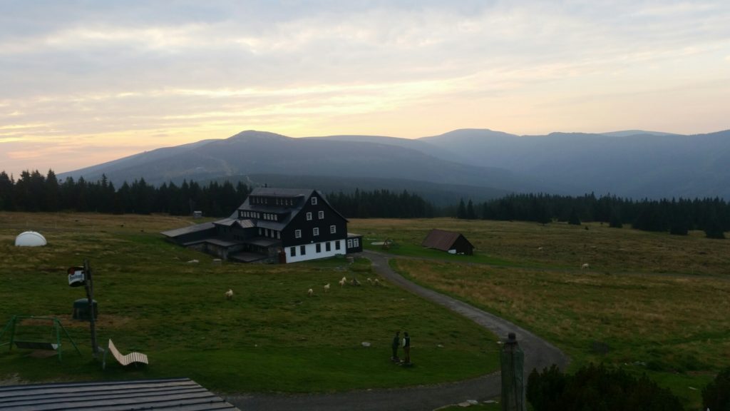 Morgenrot über der Moravska Baude im Riesengebirge